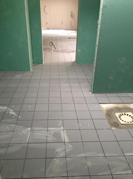 Pose de carrelage et cloisons en cours