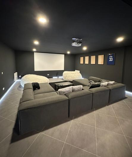 Salle home cinéma rénovée